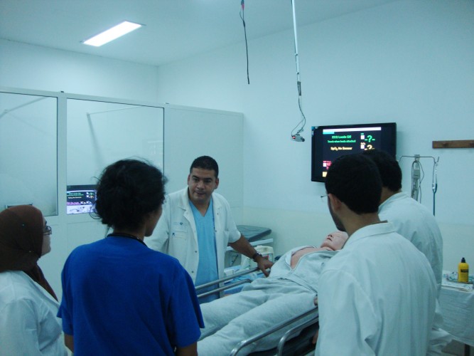Enseignement de la médecine par la simulation: scénario de la prise en charge d\'une tamponnade compliquée d\'un arrêt cardio respiratoire.